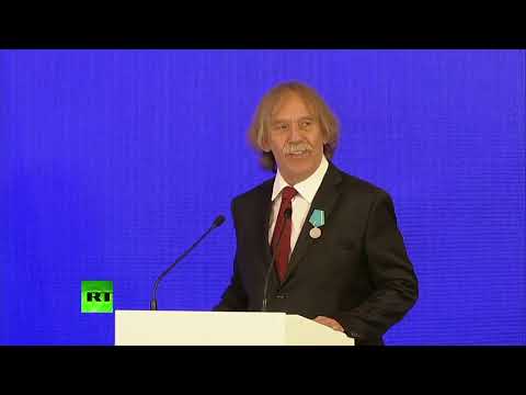 Jaromír Nohavica zpívá u Vladimíra Putina