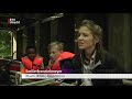 Kinderen vissen plastic uit Oudegracht | RTV Utrecht