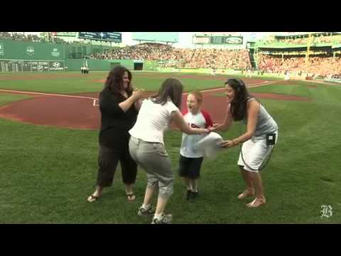 Man with no arms throws out the first pitch - Tom Willis
