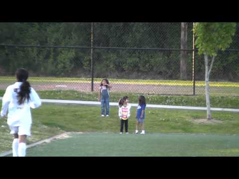 CARRERAS DE LAS NINAS EN EL CAMPO DE FUTBOL. www.uninube.com