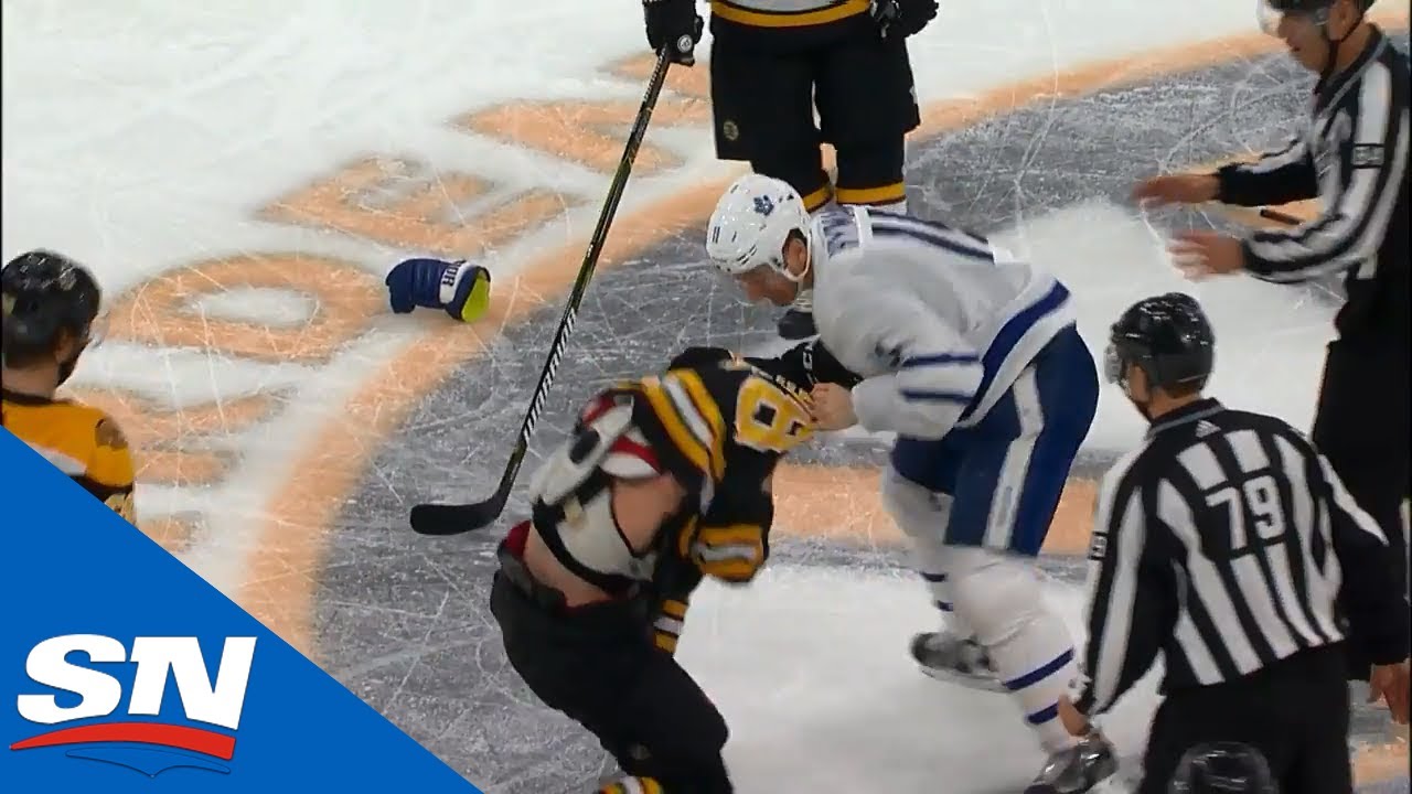 Vidéo: Charlie McAvoy....Revenait d'une COMMOTION....et BOOM!!! OUCH!!!!