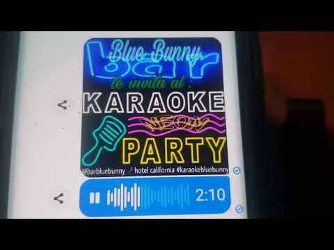 Practicando en el karaoke la canción la gata montesa.