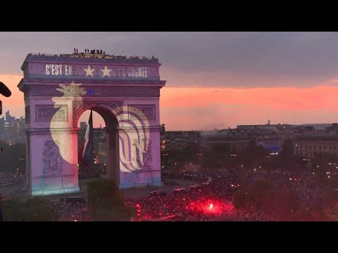 Bleus campioni del mondo, scontri nella notte sugli Champs Elysée