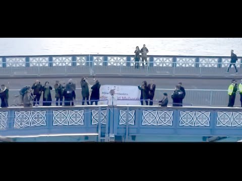 مسلم يرفع الآذان