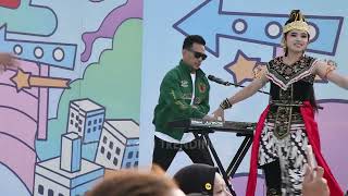 Download lagu Five Minutes Live Performance at the SCTV Carnival INDRAMAYU mp3