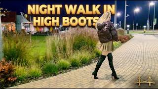 Ein Spaziergang durch die Lichter der Stadt in Overknee-Stiefeln mit Stilettoabs