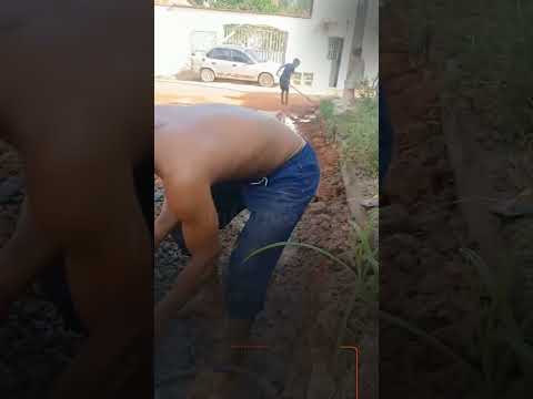 Moradores de Piraí do Norte fazem reparo em encanamento após falta de resposta da Embasa