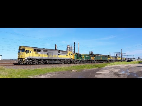 8030+872+8044+QBX003+QBX001 lead Qube operated loaded grain train through Altona(Vic) bound for NSW.
