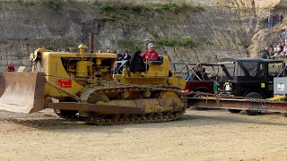 preview picture of video 'ᴴᴰ Caterpillar D8 VS 20 Toyota's!'