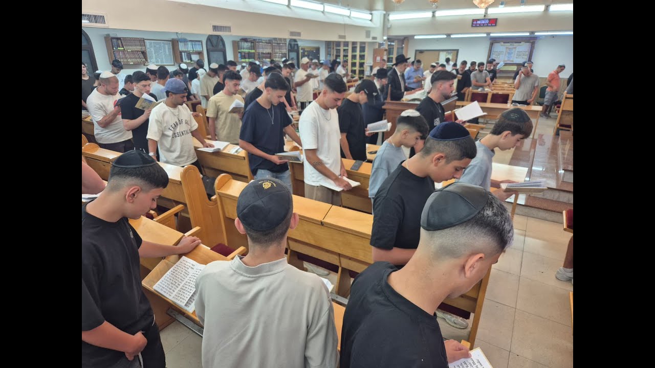 הרב ליאור גלזר בגבעתיים בבית כנסת הגדול בית יוסף ברשות הרב שלמה בצרי