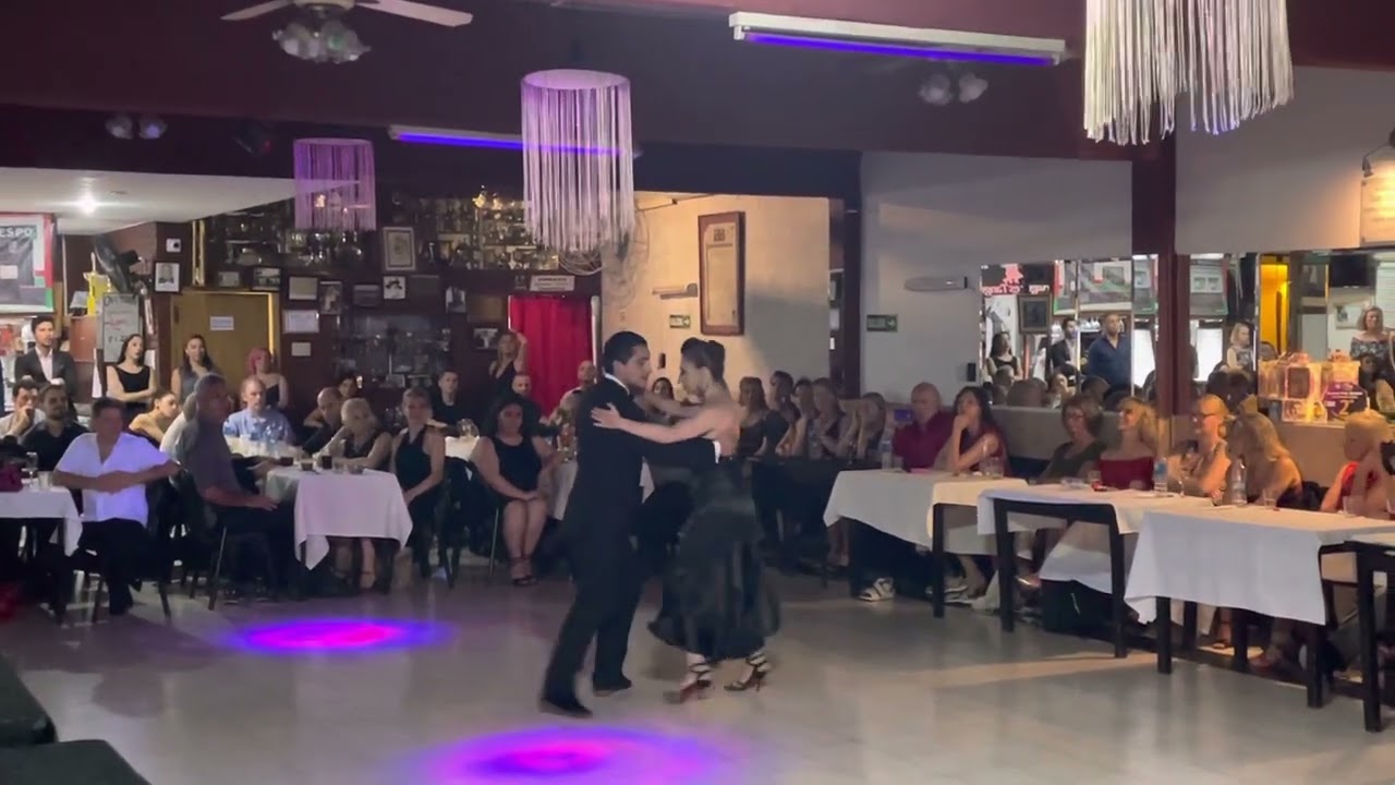 Video thumbnail for Jimena Hoeffner y Max Vera @ Si Sos Brujo Milonga Club Fulgor 1/14/23