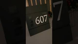 Poštová schránka so zabudovaným solárnym číslom na dom