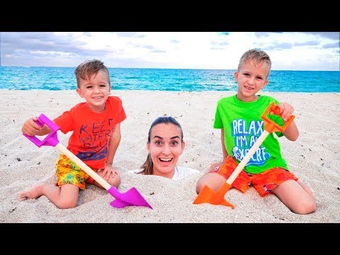 ¡Vlad y Nikita pasaron un día divertido en la playa! Jugando con mamá y arena