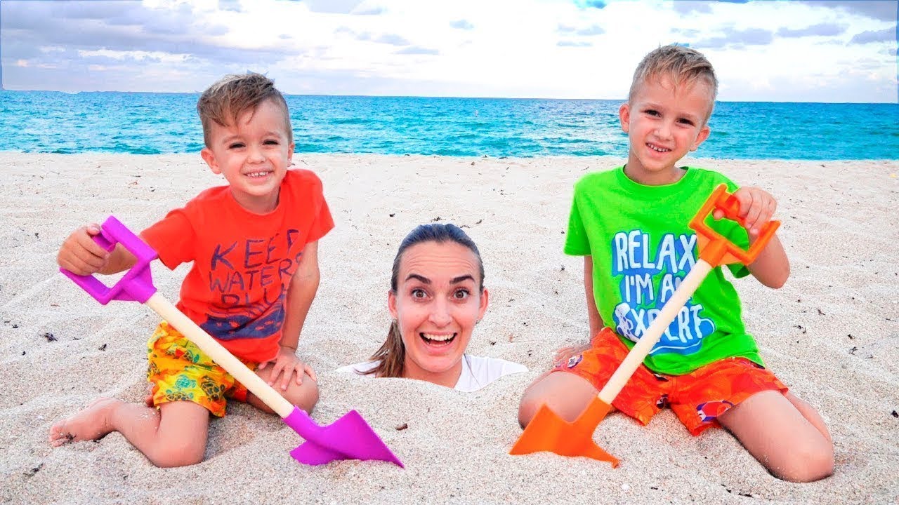 ¡Vlad y Nikita pasaron un día divertido en la playa! Jugando con mamá y arena