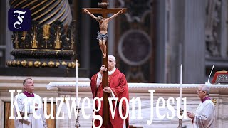 Papst Leo XIV. trägt Kreuz bei Karfreitagsprozession