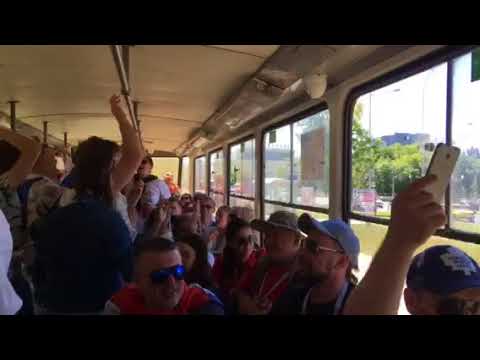 Сербские болельщики поют "Катюшу" и скандируют "Русия-Русия" в шаттлах по дороге на "Самара Арену" (видео)