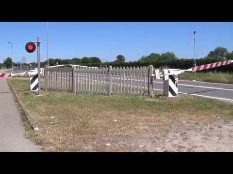 Passaggio a livello con 6 barriere di via canale molinetto in HD - Ravenna // Level Crossing