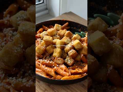 VEGAN PASTA with creamy tomato sauce and crispy tofu 🤌🏼 Full recipe in the comments #recipe #vegan