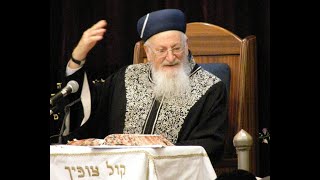 מעלת חודש אלול - פרשת שופטים - כט' אב תשס"ז - מרן הרב מרדכי אליהו (הרב מרדכי אליהו זצ"ל) - התמונה מוצגת ישירות מתוך אתר האינטרנט יוטיוב. זכויות היוצרים בתמונה שייכות ליוצרה. קישור קרדיט למקור התוכן נמצא בתוך דף הסרטון