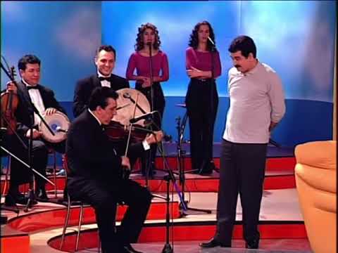 Mustafa Taşpınarlı kemanıyla cümbüş çalıyor