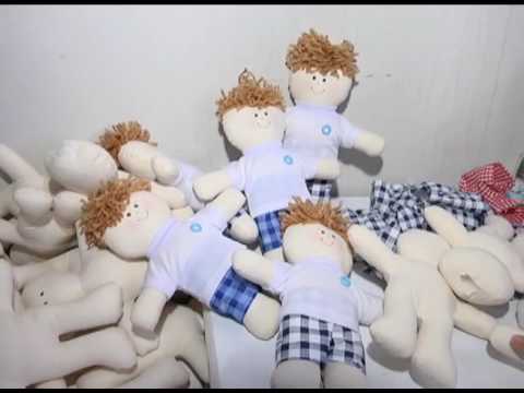 Dona de casa produz bonecos de pano para pagae tratamento de diabetes do filho