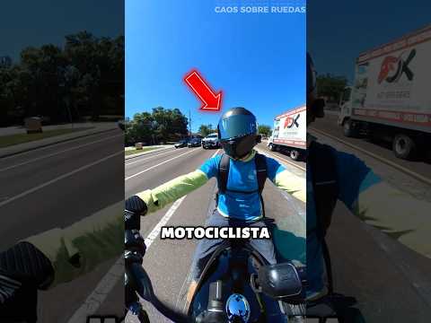 Policía Ayuda a Motociclista Atascado en el Semáforo