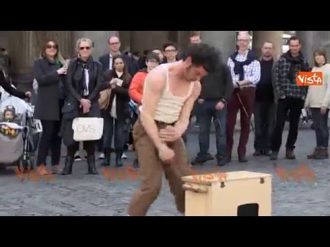 GAZEBARIE, BERTOLASO GUARDA RAPITO UN ARTISTA DI STRADA AL PANTHEON
