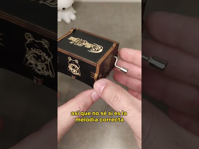 Vídeo relacionado con Mini caja de música negra con manivela, caja musical de madera tallada, regalos musicales (Zelda)