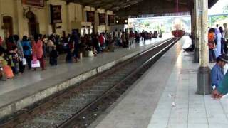 preview picture of video 'Train Railway : Argo Gede passing Padalarang'