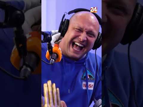 Stole 'umro' od smijeha na stih Djerkoulice: 'Oko vrata zlatni lanac jer...' #shorts