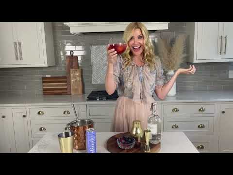 Mingle Bellini Mocktail Recipe - a refreshing AF mocktail with Mingle Sparkling Blackberry Bellini!