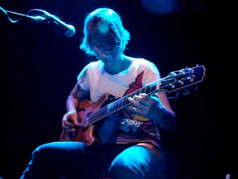 13/14 Kaki King - Day Sleeper 2010 Improv + Miley/Timbaland Collab Banter @ MHoW, Brooklyn 12/12/09