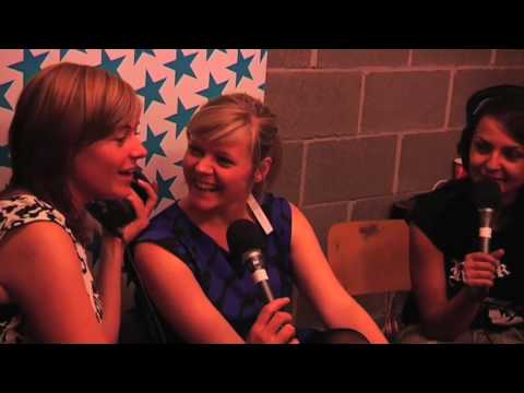 MNM: Elke interviewt Linda van Milk Inc. en haar backing vocals!