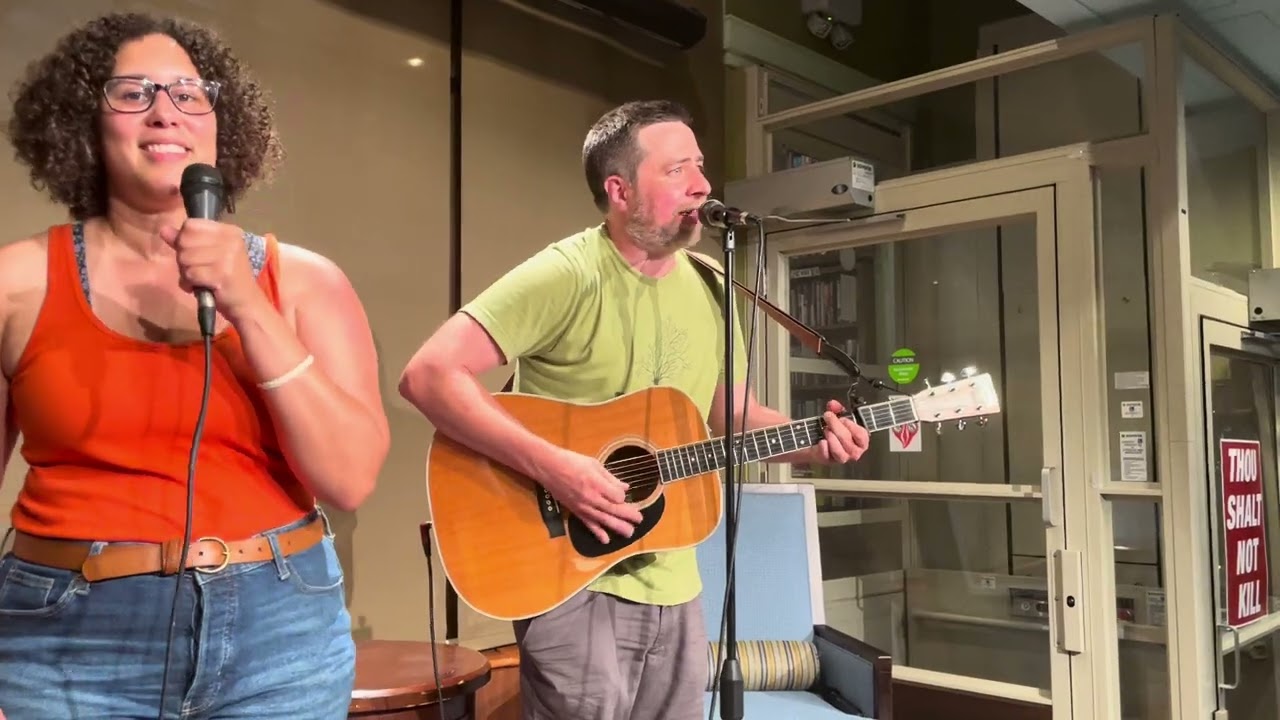 بس بوائے اور شاعروں کو جمعہ کی رات بھرا ہوا تھا تاکہ شہر میں ان لوگوں کو خوش آمدید کہا جا سکے جو نیٹو کو واشنگٹن میں خوش آمدید کہتے ہیں