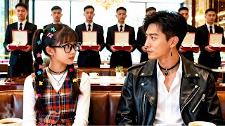 Vêtue laid pour échapper à un date. Trouve un PDG milliardaire qui l'aime depuis 10 ans. il la gâte!