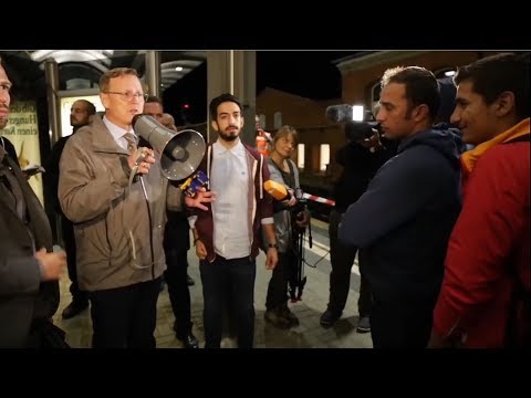 Inshallah - Bodo Ramelow (Linke) begrüßt Flüchtlinge am Saalfelder Bahnhof am 05.09.2015