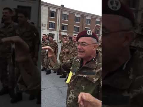 Bombe a mano e carezze col pugnale