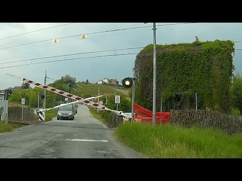 Passaggio a livello Castelnuovo Calcea treno in transito # railroad crossing # bahnübergang