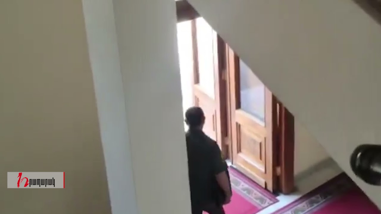 ԳՇ պետը փախավ լրագրողներից