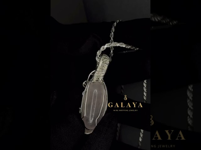 قلادة من الفضة الخالص مع الكورت الزهري