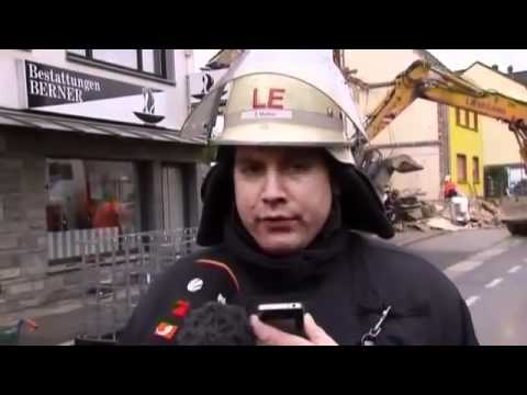 Hauseinsturz in Köln-Brühl - Mutter (47) Vater (45) und Tochter tot .flv