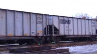 preview picture of video 'Norfolk Southern 897 rolling into the Harrington yard.'