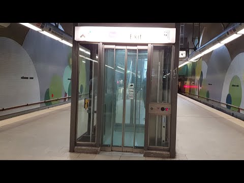 Schmitt + Sohn Aufzug vom Baujahr 2019 am U-Bahnhof Wöhrder Wiese in Nürnberg_4K