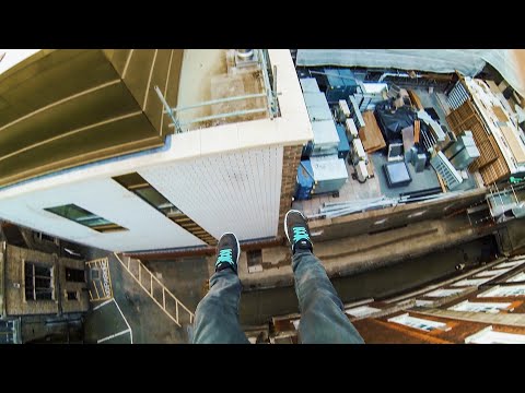 Dangerous Parkour Roof Jump 😲
