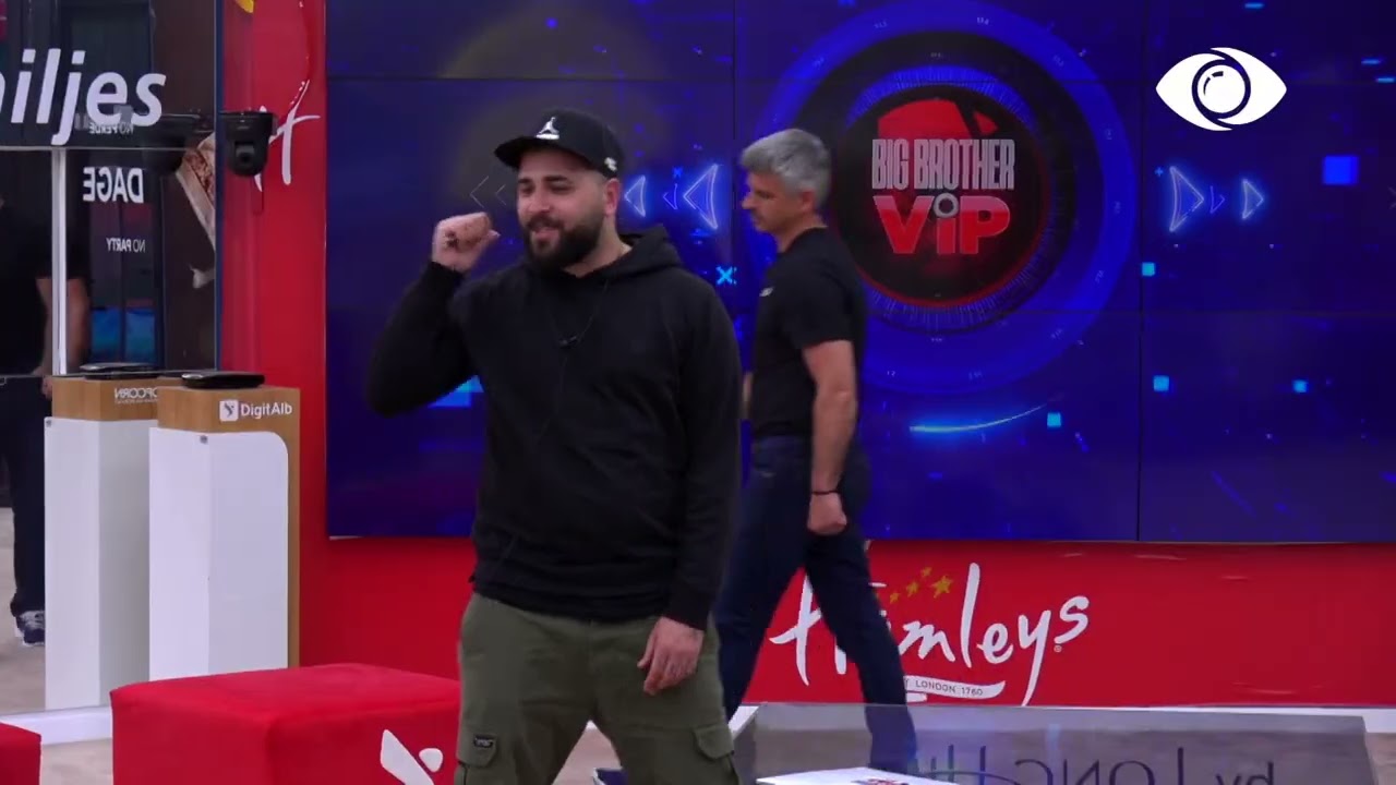 Lorenci lag me ujë Keisin dhe Antonetën