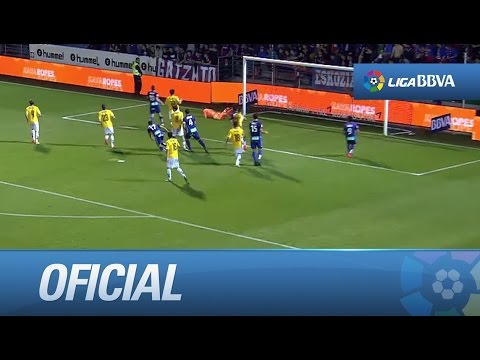 Lanzamiento directo de Javi Lara que despeja de puños Casilla