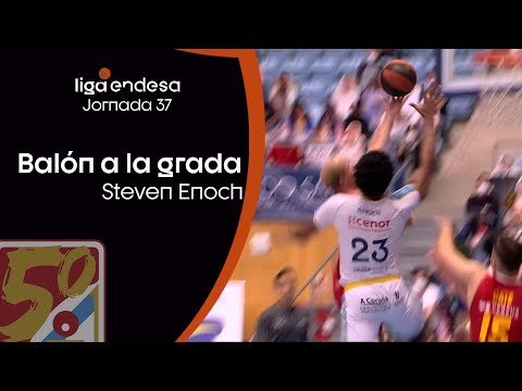 ¡Steven Enoch manda el balón a la grada!