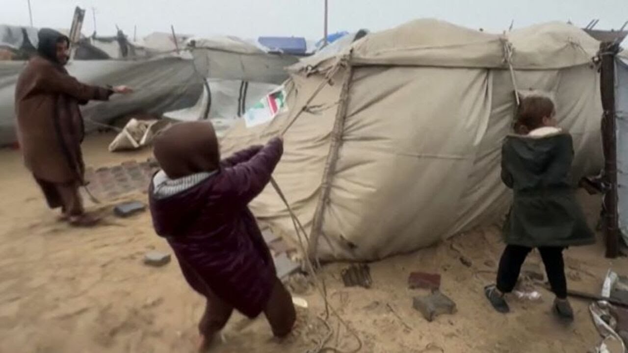 Gaza City, palestinesi di nuovo flagellati anche dal maltempo