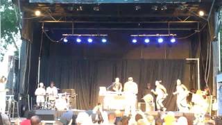 Slick Rick's live performance of "Runaway" and "Hey Young World"