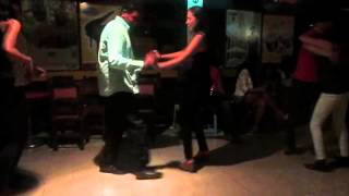 CONSTANZA Y JAIR BAILANDO AL RITMO DEL CUBANO CACHAO LOPEZ.